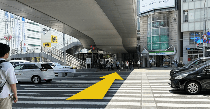 外に出てすぐの信号を渡る