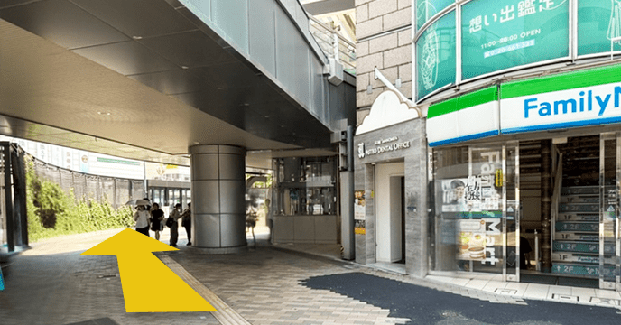 左側にさらに約80m直進する